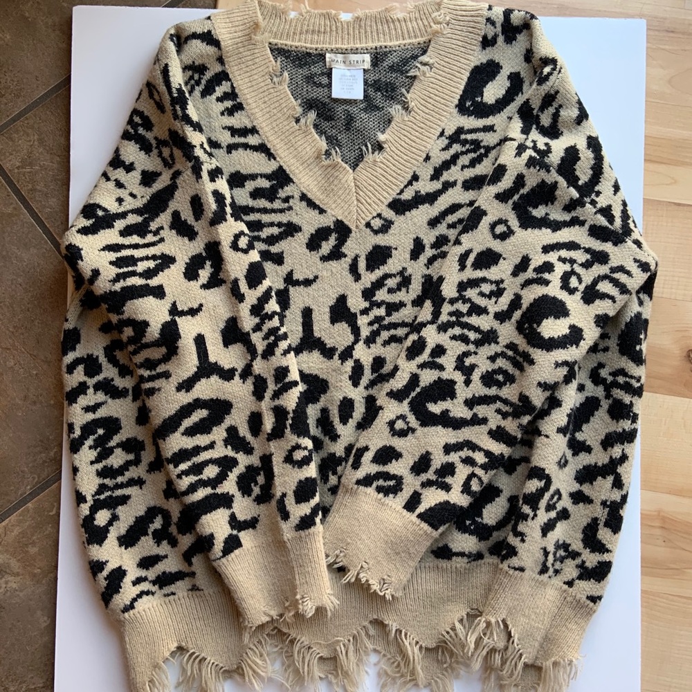 Leopard sweater with v-neckline and frayed edges!